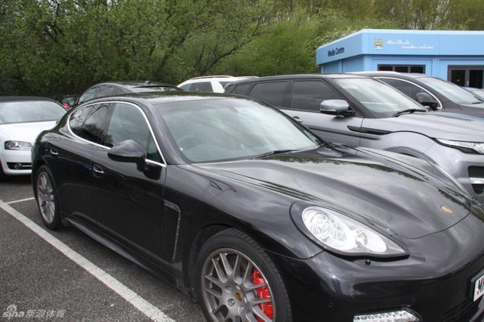 Đổi trưởng Vincent Kompany sở hữu chiếc Porsche giống người đồng đội Nasri